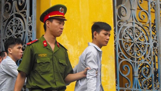 'Yêu râu xanh' lãnh 13 năm tù vì hiếp dâm trẻ em Bị cáo Nguyễn Văn Điệp tại tòa án