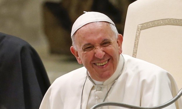 Được Giáo hoàng gọi điện hỏi thăm vẫn ngỡ ai đó trêu đùa Giáo hoàng Francis. Ảnh: Guardian