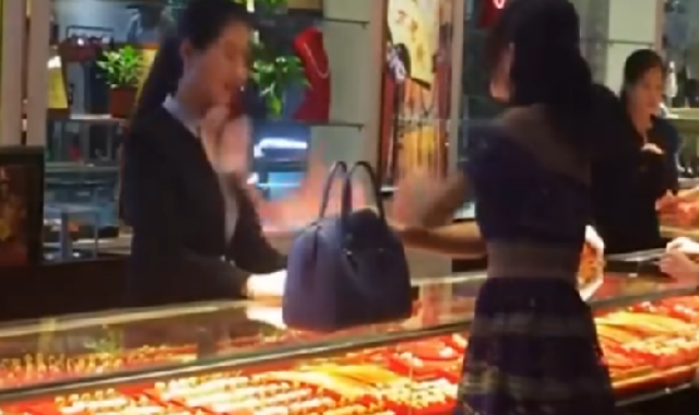 Nữ đại gia ném tiền vào người bán hàng gây xôn xao dân mạng Nữ đại gia ném tiền vào người bán hàng gây xôn xao dân mạng