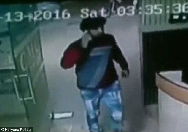 Sản phụ tố bị cưỡng hiếp trong bệnh viện sau vài giờ sinh con Người đàn ông trong camera giám sát được cho đã cưỡng hiếp nữ sản phụ. Ảnh: Dailymail