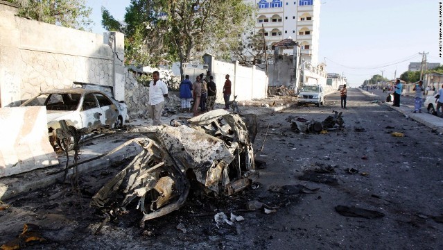 Đánh bom kép đẫm máu, 70 người thương vong Hiện trường một vụ đánh bom xe ở Mogadishu trước đó.