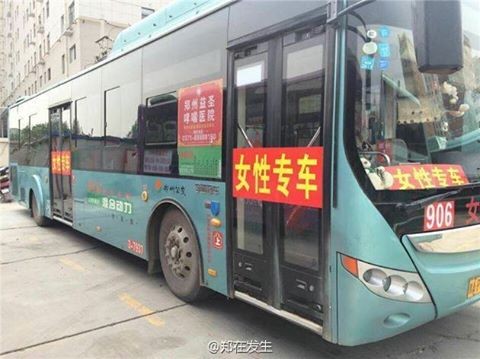 Xôn xao xe buýt dành riêng cho nữ để chống quấy rối tình dục Chiếc xe buýt đặc biệt. Ảnh: Shanghaiist