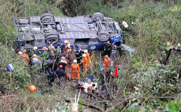 Xe buýt chở sĩ quan rơi xuống khe núi, 22 người thương vong Ảnh minh họa.