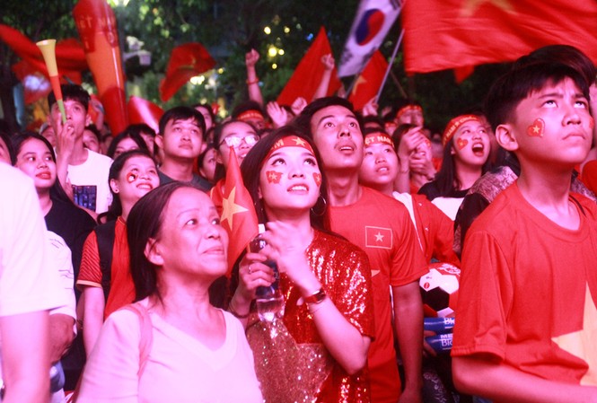 Nước mắt trào dâng trên phố đi bộ Nguyễn Huệ Nước mắt trào dâng trên phố đi bộ Nguyễn Huệ