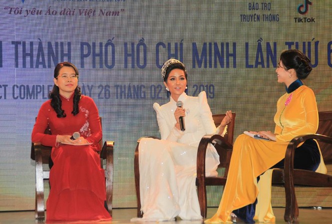 H'Hen Niê: 'Sử dụng hết năng lượng để quảng bá hình ảnh áo dài' Hoa hậu H'Hen Niê chia sẻ tại cuộc họp báo