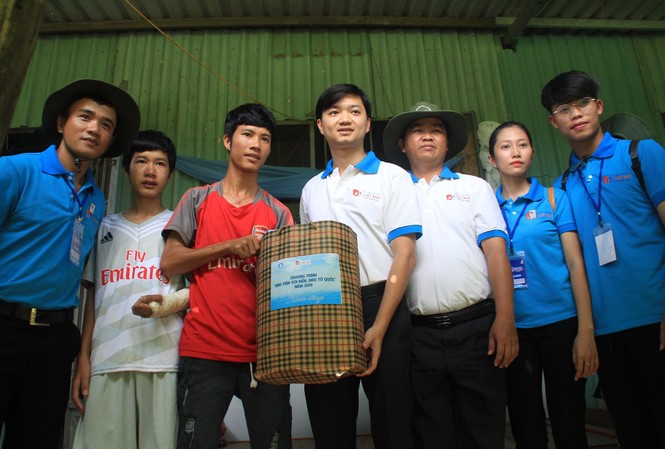 Hội SVVN tri ân, chăm lo đời sống gia đình chính sách, ngư dân Côn Đảo Hội SVVN tri ân, chăm lo đời sống gia đình chính sách, ngư dân Côn Đảo