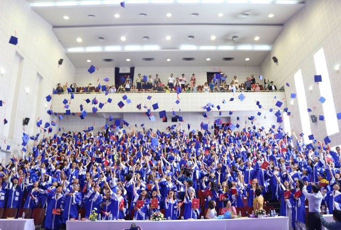 Số phận những tấm bằng cử nhân do Hiệu trưởng Huflit cấp sẽ ra sao? Hàng trăm sinh viên của trường Huflit dù đã tốt nghiệp vài tháng nhưng vẫn chưa được cấp bằng.