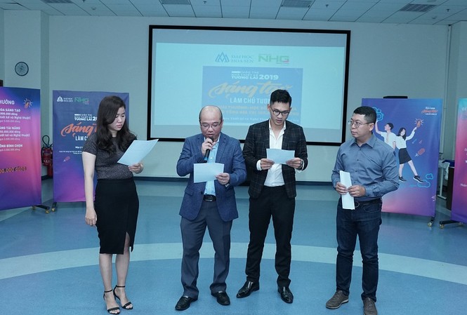 Khởi động cuộc thi 'Nhà thiết kế tương lai' Ban tổ chức cuộc thi đọc đề thi Nhà thiết kế tương lai 2019