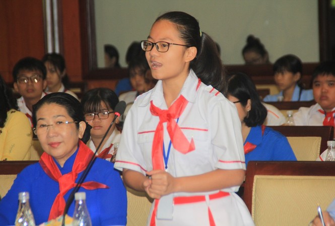 Học sinh than với lãnh đạo TPHCM bị học nhiều, học vẹt, áp lực thi đua Học sinh phát biểu ý kiến của mình trước lãnh đạo TPHCM.