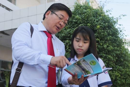 Trường đại học Nông lâm TPHCM có thêm 2 phó hiệu trưởng Tiến sĩ Trần Đình Lý, phó hiệu trưởng trường đại học Nông lâm TPHCM tư vấn cho thí sinh