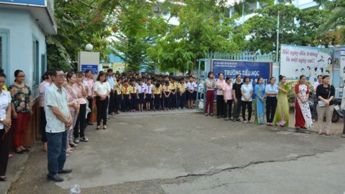 Phòng GD&ĐT Gò Vấp lên tiếng về tin đồn thất thiệt ở trường Hoàng Văn Thụ Học sinh và giáo viên trường tiểu học Hoàng Văn Thụ đứng tiễn thầy Khoa hiệu trưởng (ảnh báo PLVN)