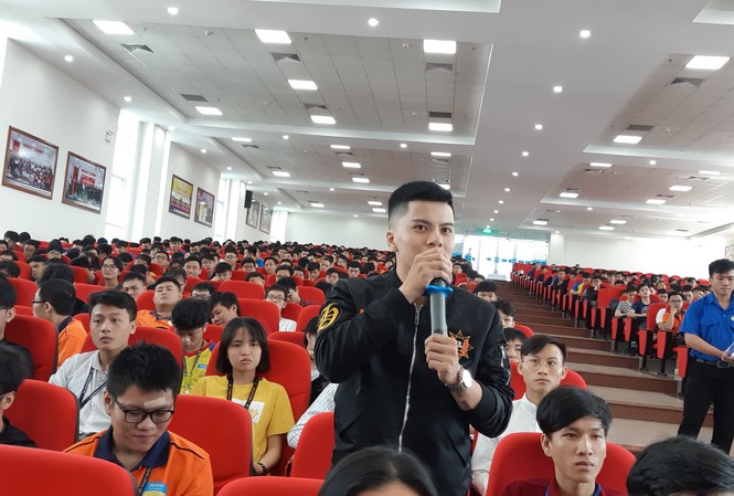 Sinh viên đối thoại cùng CEO: Học và làm gì để thành công? Sinh viên đặt câu hỏi với các doanh nhân