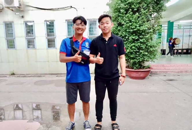 Thí sinh ở Sài Gòn suýt lỡ trường thi vì... mặc quần lửng Thiện Nhân và bạn thí sinh đổi quần cho nhau chụp ảnh lưu niệm