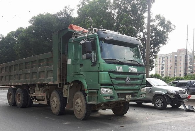 Va chạm liên hoàn, 2 thanh niên lồm cồm bò ra khỏi gầm xe tải Hiện trường tai nạn