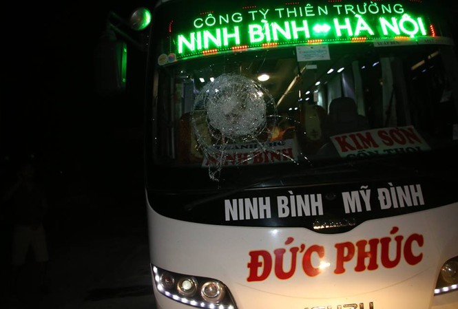 Rượt đuổi, ném vỡ kính xe khách trên quốc lộ 1A Rượt đuổi, ném vỡ kính xe khách trên quốc lộ 1A