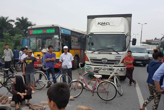 Dân kê gạch chặn đường, tuyến Bắc Thăng Long-Nội Bài ùn tắc Hàng chục người dân xã Nam Hồng (Đông Anh, Hà Nội) chặn cao tốc Bắc Thăng Long - Nội Bài sáng 8/11. Ảnh: Minh Tuấn.