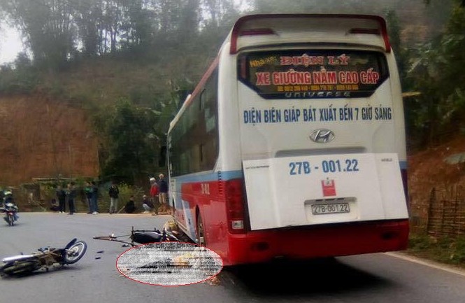 Xe máy tông nhau, người phụ nữ bị ô tô cán tử vong Hiện trường vụ tai nạn