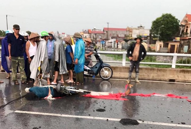 Đi xe đạp dưới trời mưa, người phụ nữ bị sét đánh tử vong Hiện trường vụ việc.
