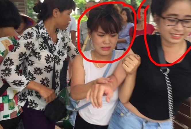 Công an làm việc với cô gái lừa bán tăm nhân đạo ở hồ Gươm Hai cô gái giả tăm nhân đạo trên hồ Gươm bị lật tẩy.