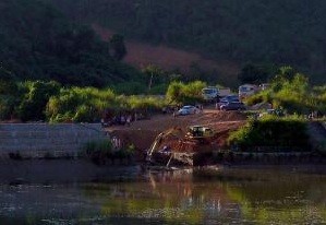 Ngăn dòng chảy, tìm 3 người mất tích vụ sập cầu ở Tuyên Quang Hiện trường vụ sập cầu ở Tuyên Quang. Ảnh: TTXVN