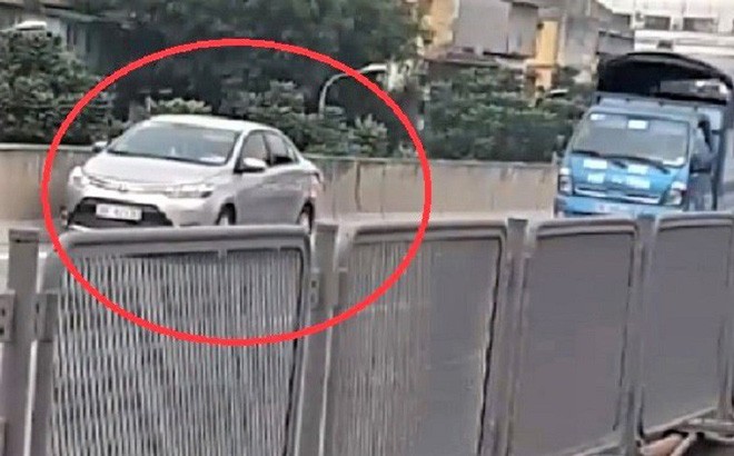 Tước GPLX tài xế điều khiển ô tô đi lùi ở vành đai 3 trên cao Ảnh cắt từ video