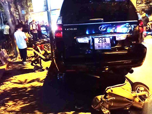 Nữ tài xế lái Lexus đâm loạt xe máy ven hồ Tây, 6 người bị thương Chiếc Lexus gây tai nạn liên hoàn ở đường Trích Sài (Tây Hồ, Hà Nội).