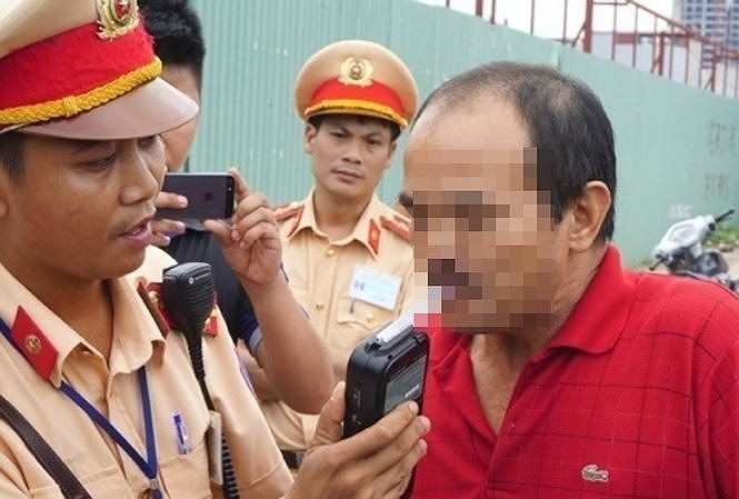 CSGT xử lý tài xế vi phạm nồng độ cồn, ma túy dịp Tết CSGT tăng cường xử lý vi phạm dịp Tết.
