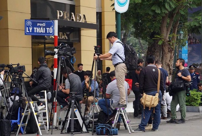 Phóng viên quốc tế trực chiến giữ vị trí 'vàng' trước Khách sạn Metropole Phóng viên quốc tế trực chiến giữ vị trí 'vàng' trước Khách sạn Metropole
