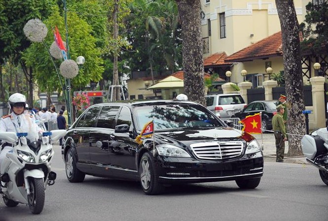 Cận cảnh đoàn xe chở ông Kim Jong Un tới Phủ Chủ tịch Cận cảnh đoàn xe chở ông Kim Jong Un tới Phủ Chủ tịch