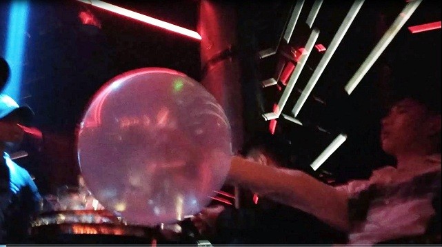 Cận cảnh thanh niên say sặc bóng cười trong quán bar phố cổ Nam thanh niên say bóng cười ở bar Ball trên phố Lương Ngọc Quyến tối 11/3.
