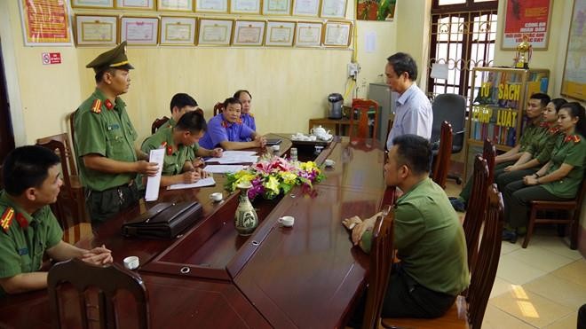 Gian lận thi cử ở Hà Giang: Khởi tố thêm 2 Phó GĐ Sở Giáo dục Cơ quan chức năng đọc lệnh khởi tố Phạm Văn Khuông - Phó GĐ Sở GD&ĐT. Ảnh: Nguyễn Lân
