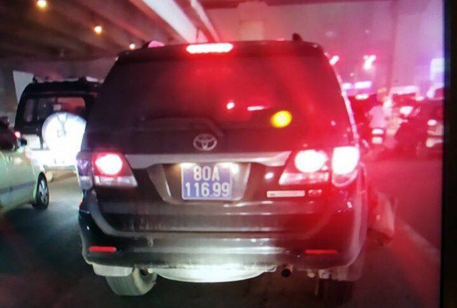 Xe biển xanh bỏ chạy sau khi gây tai nạn thuộc một đơn vị Bộ Công an Xe biển xanh bỏ chạy sau khi gây tai nạn thuộc một đơn vị Bộ Công an