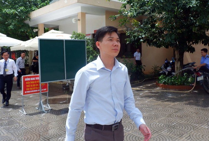 Vụ chạy thận 9 người chết: Gia đình bị hại xin giảm án cho Hoàng Công Lương Gia đình các nạn nhân xin giảm án cho Hoàng Công Lương.
