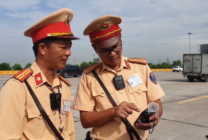 CSGT ghi hình vi phạm bằng camera trước ngực CSGT được trang bị camera giám sáthoatj động, xử lý vi phạm
