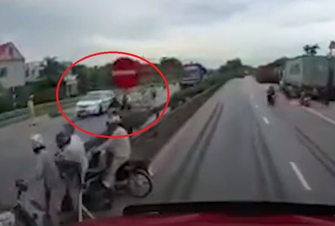 CSGT bác thông tin xe tải lật đè chết 5 người do né xe đặc chủng Hình ảnh camera hành trình ghi lại diễn biến vụ việc.