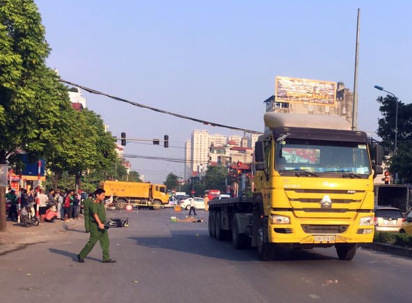 Va chạm với ô tô đầu kéo trên quốc lộ 32, tài xế xe máy tử vong Hiện trường vụ tai nạn.