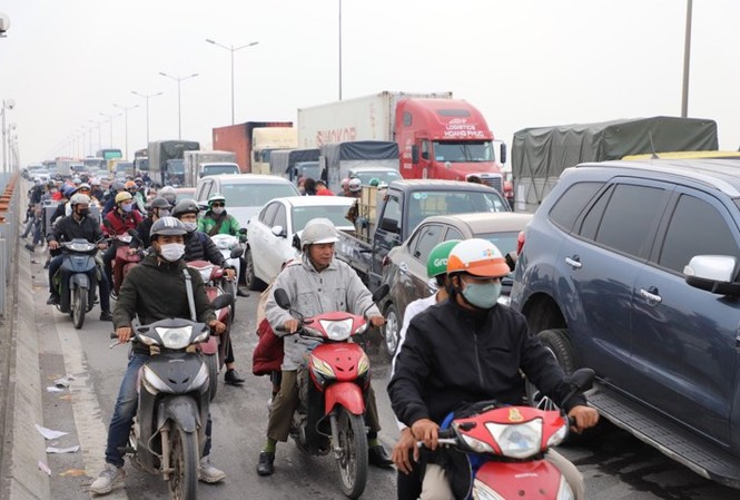 7 ô tô tông liên hoàn trên cầu Thanh Trì, giao thông ùn tắc gần 10km Ùn tắc kéo dài sau va chạm liên hoàn trên cầu Thanh Trì.