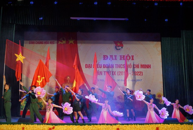 Lính trẻ phòng hóa vì màu xanh thân yêu Lính trẻ phòng hóa vì màu xanh thân yêu