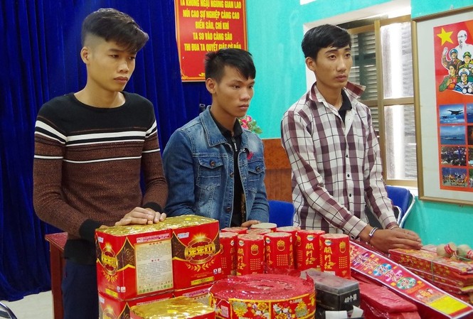 9X rủ nhau vượt biên buôn pháo nổ 9X rủ nhau vượt biên buôn pháo nổ