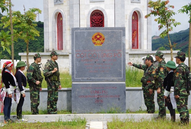Đồn là nhà, biên giới là quê hương Đội tuần tra Đồn biên phòng A Mú Sung giới thiệu cột cờ Lũng Pô cho dân quân tham gia tuần tra với BĐBP