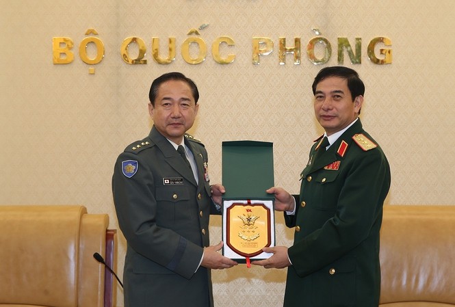 Lục quân Việt - Nhật tăng cường hợp tác Thượng tướng Phan Văn Giang trao biểu tượng Bộ Tổng tham mưu QĐND Việt Nam tặng Đại tướng Yamazaki Koji