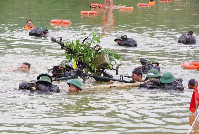 Cận cảnh trung đoàn bộ binh diễn tập vòng tổng hợp Phân đội súng máy phòng không 12,7mm thực hành vượt sông. Ảnh: Phong Quang