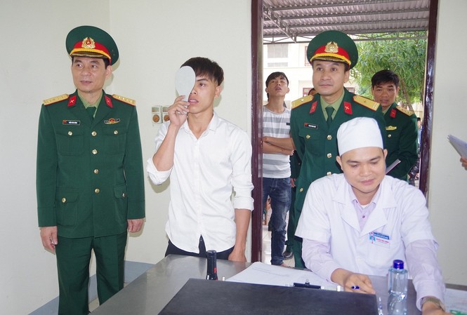 Nghệ An tuyển chọn gần 3.400 công dân nhập ngũ năm 2019 Đại tá Trần Văn Hùng, Chỉ huy trưởng Bộ CHQS tỉnh Nghệ An kiểm tra khám tuyển sức khỏe nghĩa vụ quân sự năm 2019 tại huyện Nghi Lộc