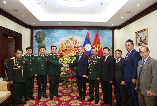 Bộ Quốc phòng Việt Nam chúc mừng Ngày thành lập Quân đội nhân dân Lào Thượng tướng Nguyễn Trọng Nghĩa tặng hoa chúc mừng Đại sứ Thongsavanh Phomvihane