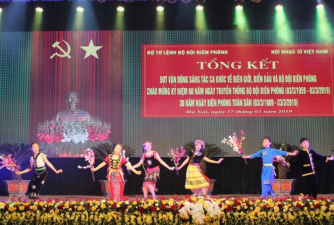 Bức tranh đa sắc về non nước biên phòng Các em thiếu nhi Trung tâm Văn hoá quận Ba Đình thể hiện một ca khúc đạt giải trong cuộc vận động