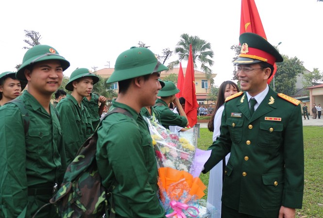 Hơn 2.000 thanh niên đất Tổ lên đường nhập ngũ năm 2019 Đại tá Đinh Quốc Hùng, Chính uỷ Bộ CHQS tỉnh Phú Thọ động viên tân binh lên đường nhập ngũ, sáng 20/2