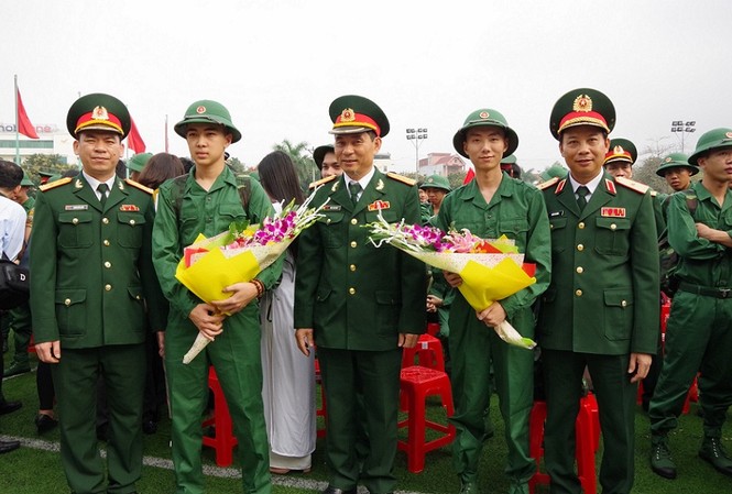 3.200 thanh niên quê Bác lên đường tòng quân Thiếu tướng Trần Võ Dũng, Chính ủy Quân khu 4 và Đại tá Trần Văn Hùng, Chỉ huy trưởng Bộ CHQS tỉnh Nghệ An động viên thanh niên thành phố Vinh lên đường nhập ngũ