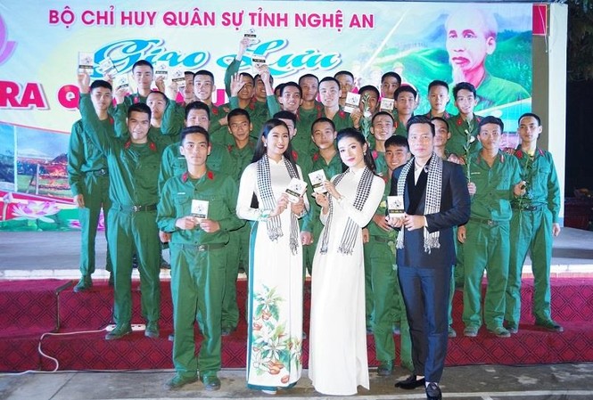 Giao lưu ‘Ra quân quyết thắng’ tại Nghệ An Hoa hậu Ngọc Hân, Á hậu Huyền My và ca sĩ Lê Xuân Hảo tặng sách và chụp ảnh lưu niệm với các chiến sĩ mới Trung đoàn 764
