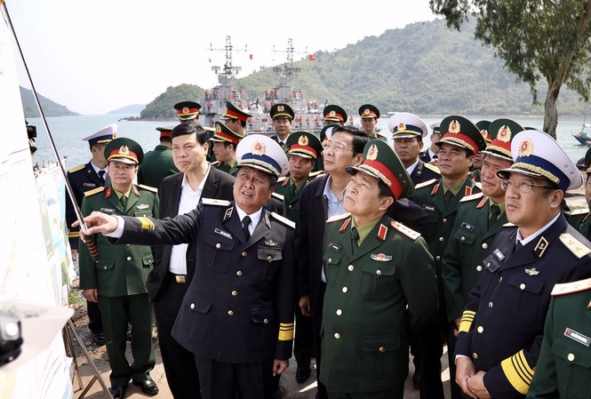 Bộ trưởng Quốc phòng: Quảng Ninh cần đảm bảo công tác quản lý đất quốc phòng Đại tướng Ngô Xuân Lịch kiểm tra tại khu vực cảng Vạn Hoa, sáng 12/3