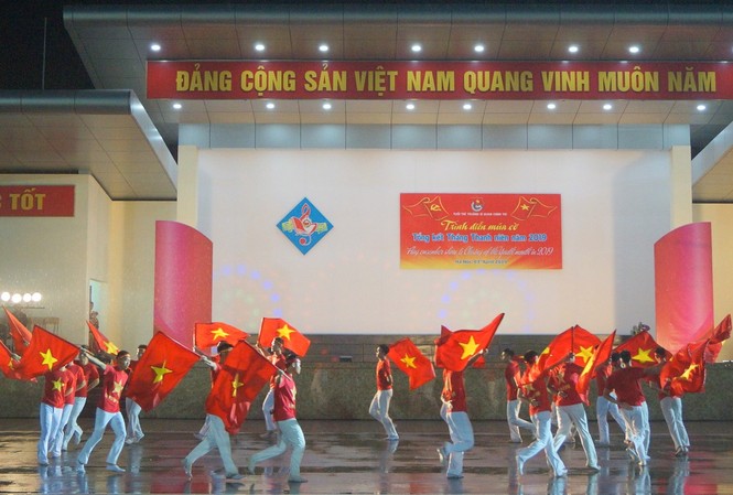 Tuổi trẻ Sĩ quan Chính trị tổng kết Tháng Thanh niên ĐVTN nhà trường và đơn vị kết nghĩa trình diễn múa cờ tại lễ tổng kết